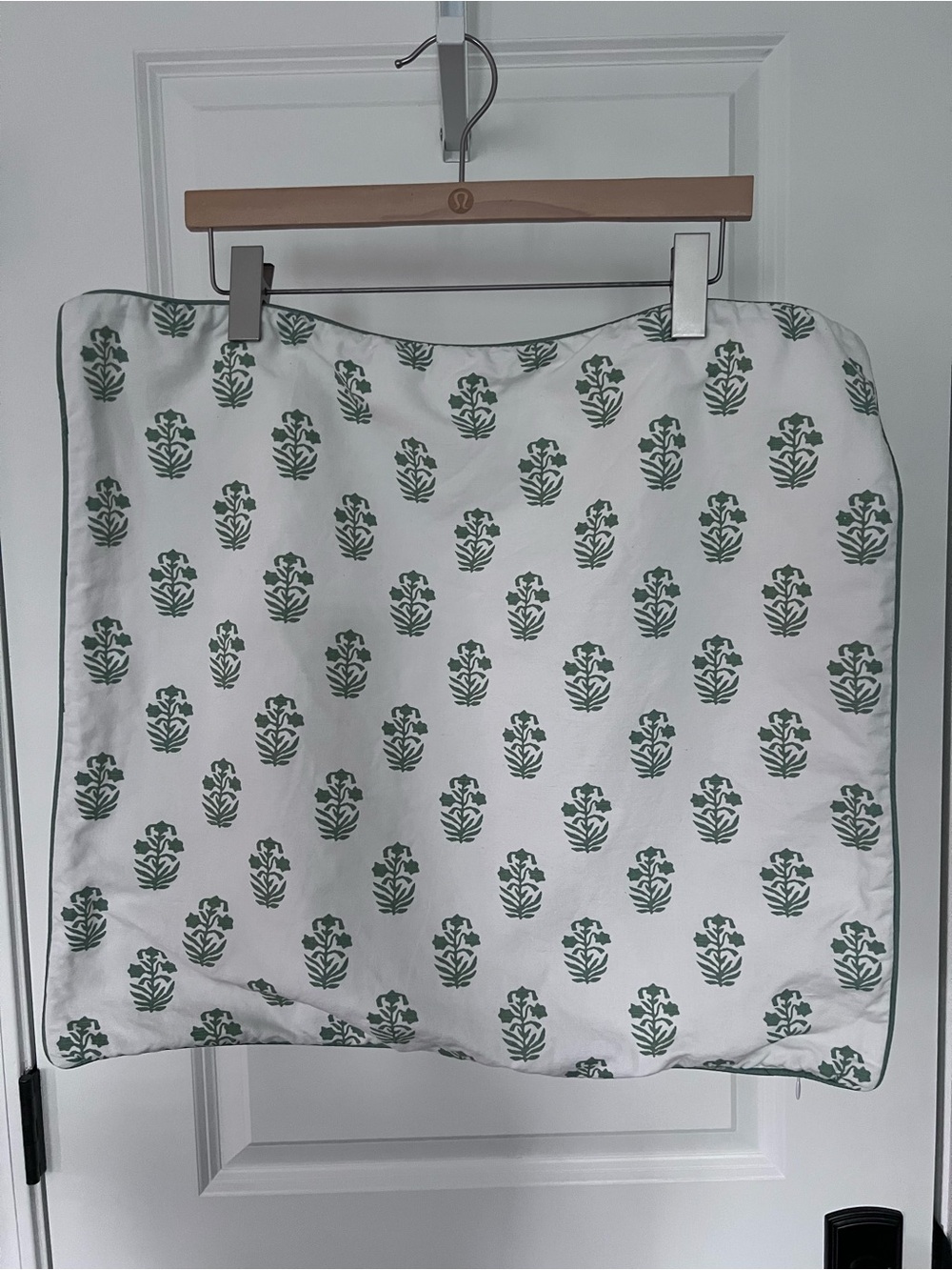 Ryan Studio 22” Square Pillow Cover Green and White Floral EUC